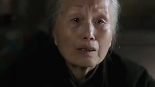 母亲为了不让孩子受冻竟然掏空了自己衣服里面的棉花