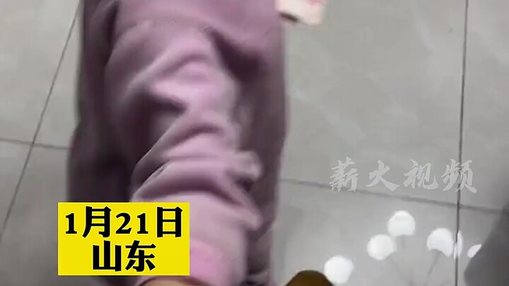 女孩拿着钱让舅舅给自己磕头，搞笑片段