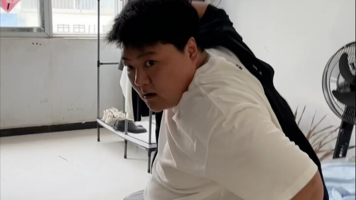 ثلاثة رجال يشكّلون عرضًا واحدًا