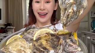 Makan mentahan lagi udah lama gak makan oyster … kali ini pesan yang ukuran besar .. puas ndut ndut.