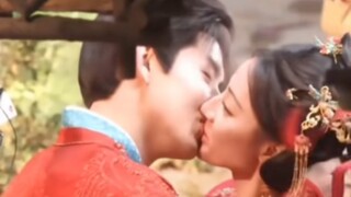 พวกเขาทั้งสองรู้สึกเขินอายขณะหัวเราะขณะจูบ