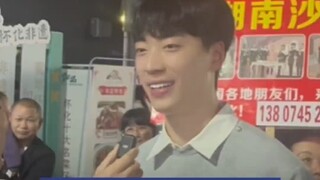 رائع جدًا! شاب بطول 192 سم يخرج من صالون شياوهوا لتصفيف الشعر ويثير حماس الجميع في القاعة