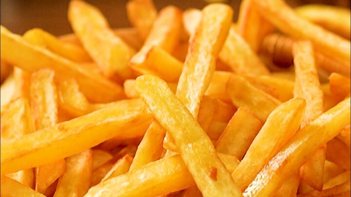 طريقة صنع بطاطس مقلية هشّة ولذيذة أكثر من تلك التي تُباع في الخارج!