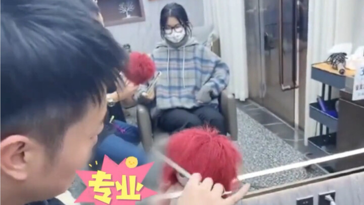Ngày 10 tháng 1, Hà Bắc. Lần đầu tiên thầy Tony nhận đơn đặc biệt, cắt tóc cho búp bê của một cô gái