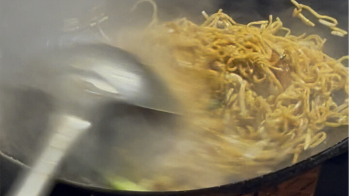 Stir-fried thin noodles are the undisputed king of Xi’an’s night markets!