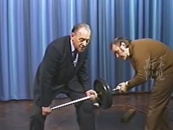 Nâng được bánh đà thanh dài nặng 36 cân chỉ bằng một tay, đây chính là sức mạnh của khoa học.