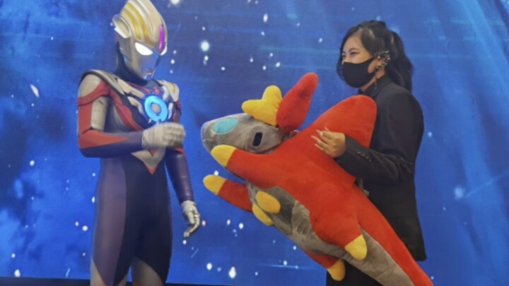 Jagger takes a photo with Chipondon and Uub (?)