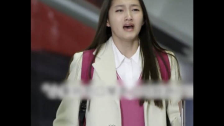 Guan Xiaotong also paid the price for becoming famous too early. That farewell scene, where she ende