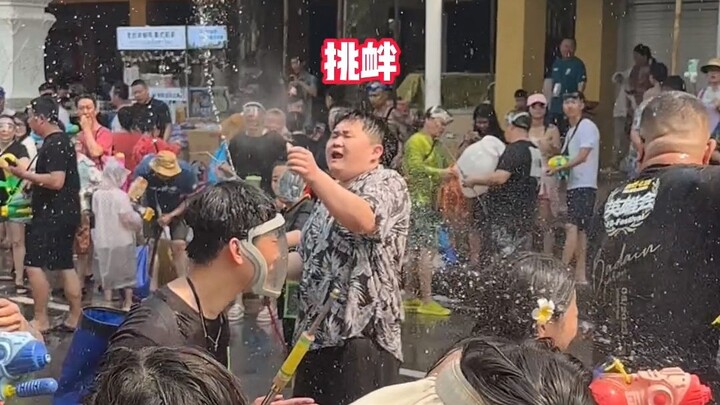 Lần đầu tiên tham gia lễ hội té nước, rất vui vẻ