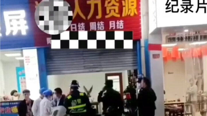 تم إيقاف صاحب شركة الوساطة من قبل عامل الصيف بسبب خصم رواتب بشكل تعسفي