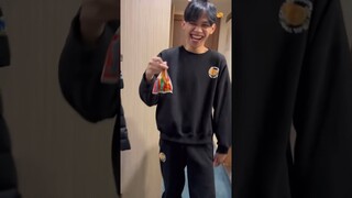 TUTOR MAKAN MIE DI RUSIA ALA SKYLAR