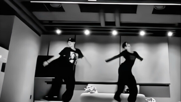 Thời kỳ thực tập sinh của juunjiwoo, juun bên trái, jiwoo bên phải, vẫn là khi juun học lớp 9.