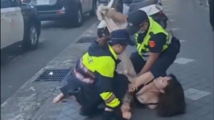 Apakah polisi di Taiwan memang selemah itu? Gadis pengendara motor itu pasti sudah mabuk nih