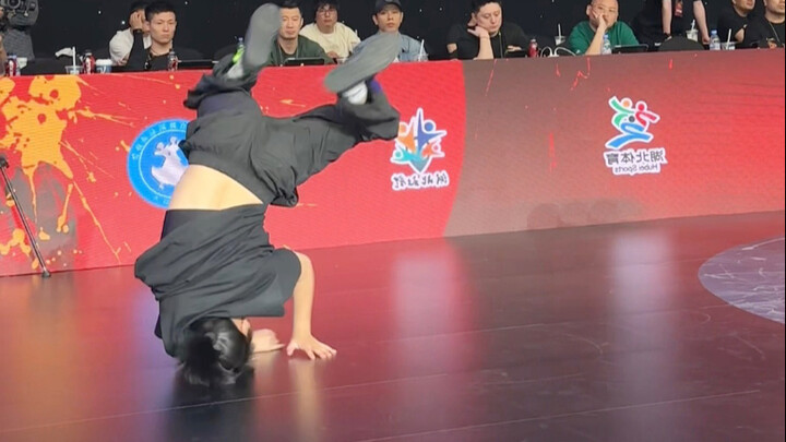 Cô gái nhảy đường phố Hà Nam, kỹ năng nhảy siêu phàm, động tác uyển chuyển như mây nước!