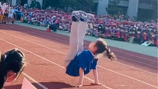 أقوى فتى رقص شارع، يرقص أمام جميع المعلمين والطلاب في المدرسة، مهاراته الراقصة تُذهل الجميع، ويحصل ع