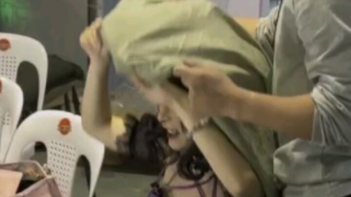 สาวกระต่ายถูกจับแพ็คใส่กล่องพาตัวไปที่งานคอมมิคคอนเซี่ยเหมิน โปรดทราบ