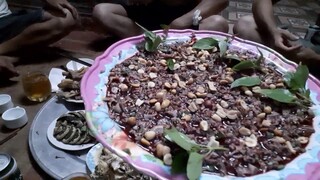 Cơm gia đình.anh trai làm đĩa tiết canh vịt khổng lồ