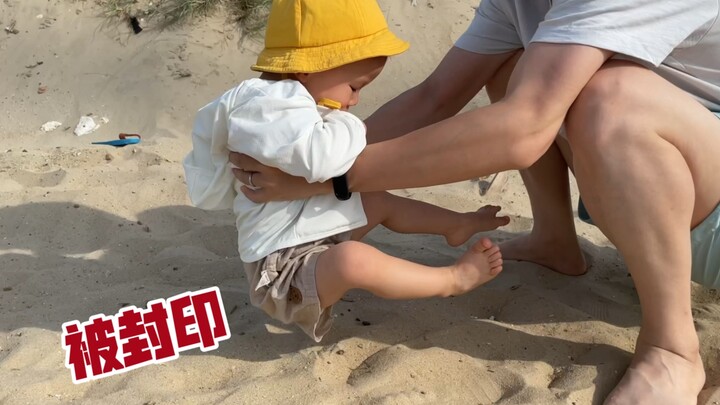 Apa yang akan jadi reaksi bayi ketika diletakkan di atas pasir?