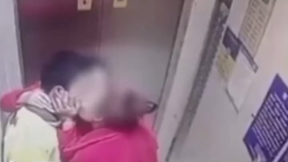 Pengantar makanan secara bersamaan dicium gila-gilaan oleh dua wanita; anak laki-laki yang bepergian