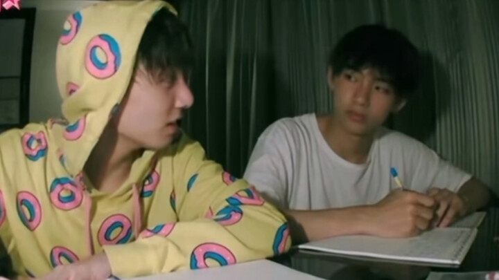 จิน จางกุก: คุณทำเป็นไหม? คิม แทฮยอง: ฉันทำไม่เป็น คล้ายกับเพื่อนร่วมโต๊ะที่ไม่ได้เตรียมตัวสอบเลย ฮ่