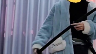 พ่อของฉันบอกว่าเขาอยากจะอัดวิดีโอที่ฉันเล่นมีด