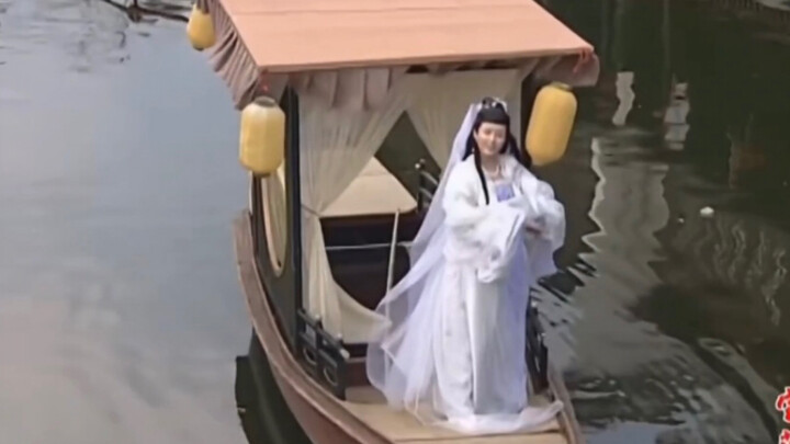 Chang'e đã nhớ lại cảnh này nhiều năm: khi còn nhỏ, cô đã vẫy tay và ngay cả Erlang Shen cũng phải c