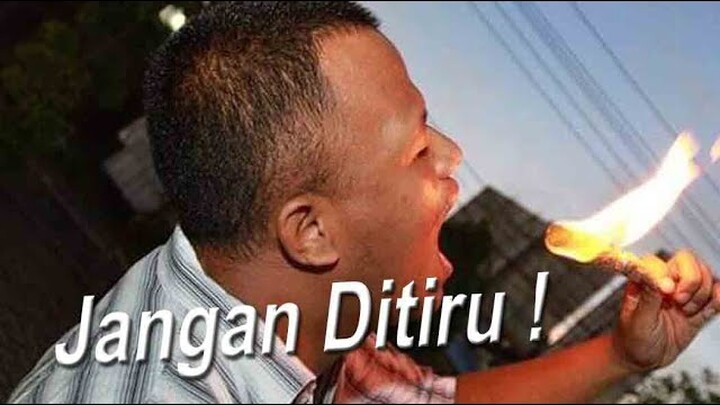 Extreme ! Makan Tissue Api Di Keramaian