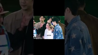 Wang Yibo cheering up Kyoka