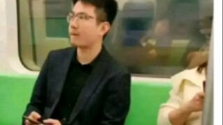 Seen on the subway, doesn't he think he's very handsome and fashionable?