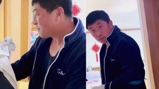 Một người cha tỏ vẻ ghê tởm khi cô con gái út về nhà, nhưng ông lập tức mỉm cười khi thấy cô con gái