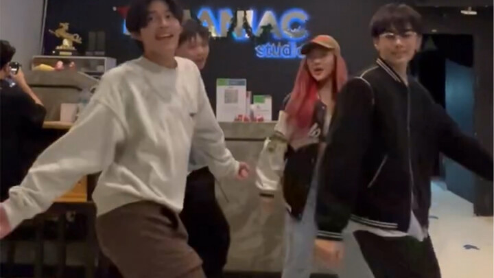 三塔和小面包又一起跳舞啦！今天RUN了也罚酒了！