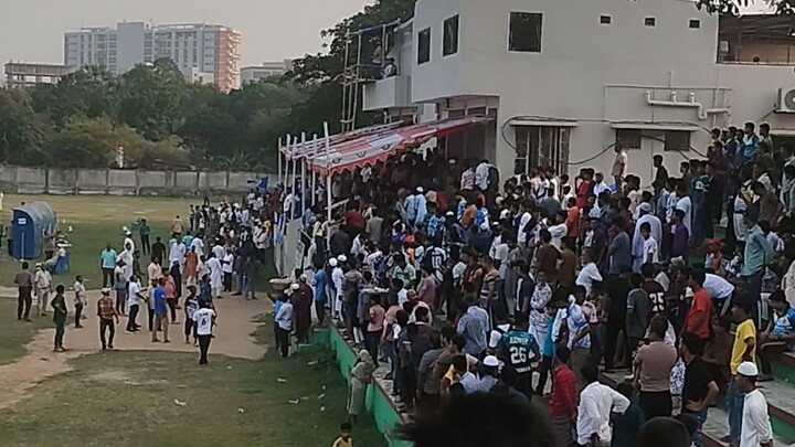 বাংলাদেশ ফুটবল লীগ (BFL) এ PWD Sporting Club বনাম Dhaka Abahani Ltd. এর খেলায় দর্শক দের সংঘর্ষ