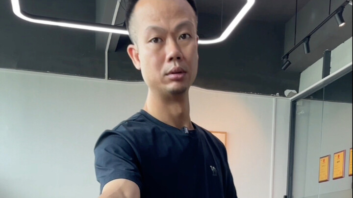 能不能找人帮我打死他？