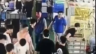 Chàng trai tinh thần được trưởng dây chuyền nhà máy điện tử trong nước giáo dục, bị chàng trai tinh 