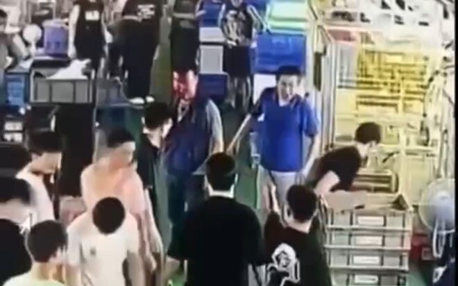 国内电子厂线长教育精神小伙，被精神小伙KO一脸血，欺负打工人活该。