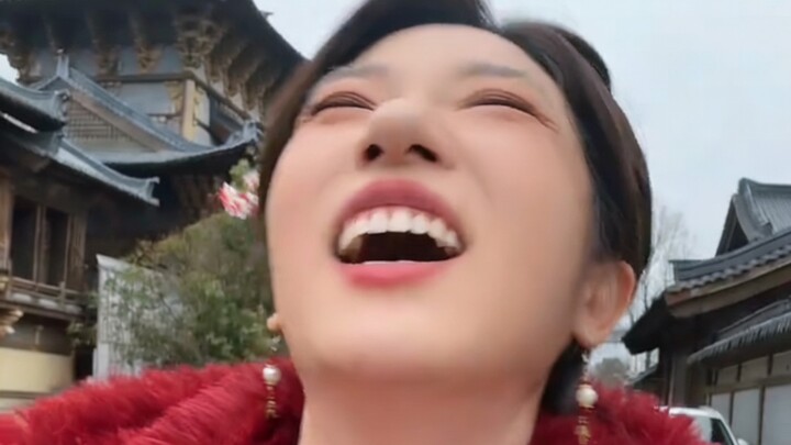 Aktris Ma Xingyue malah bikin heboh saat buang air di toilet area wisata! Berdiri di atas closet, pa