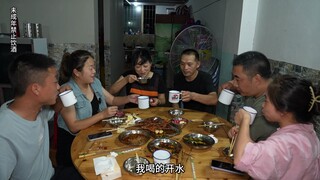 又到小周周一年一度街舞汇报表演的时候啦，小小少年，不俱艰难，每一次努力都会收获成长