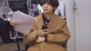 【Kim Taehyung】Cậu nhóc ngốc nghếch chẳng nghe được gì cả, hu hu hu hu đáng yêu quá đi mất~