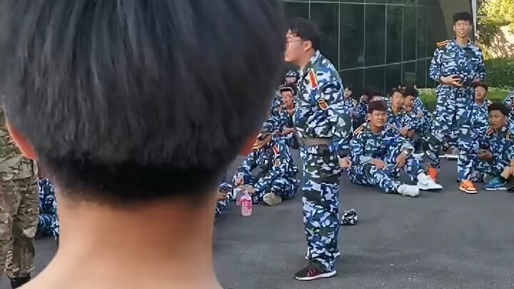 Military training is completely red Wen angrily scolds the instructor