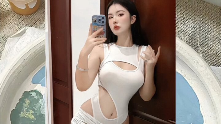 Bị trang phục gái nóng bỏng hiện tại dọa choáng váng