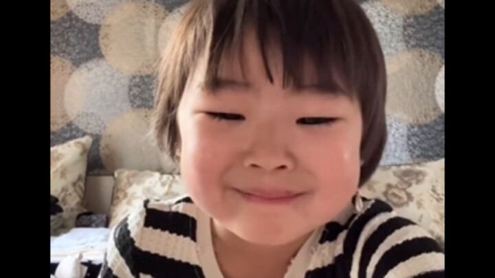 👧 Russian Little Girl Helps Mom Get Dressed for Kindergarten