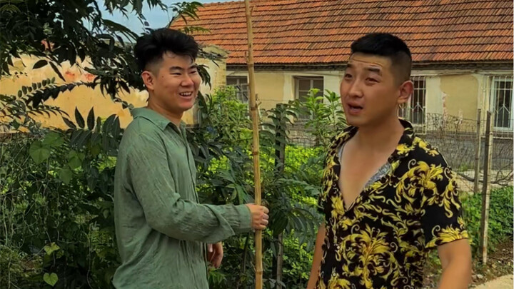 Haha, không đi ngoài được thì lại trách nhà vệ sinh!