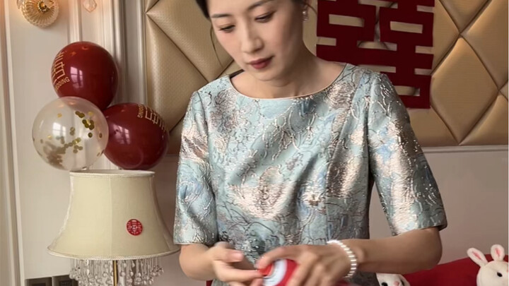 Mẹ tự làm tóc trong đám cưới đẹp quá đi mất!!