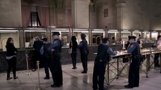 Famous scene: "A stupid thief robs a bank and happens to meet the police to pay his wages."