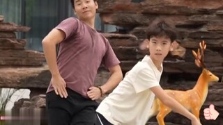 父子俩跳《格桑拉》父亲扮女生 儿子年纪小，但跳的太好了