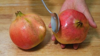 Temukan saklar kecil ini pada buah delima, ketuk dengan sendok dan semua biji delima akan rontok den