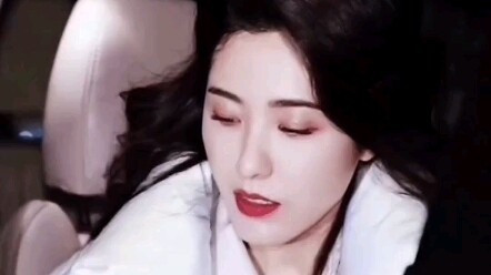 Zeng Li is seriously a total bombshell—she was already this gorgeous back in school. No wonder they 