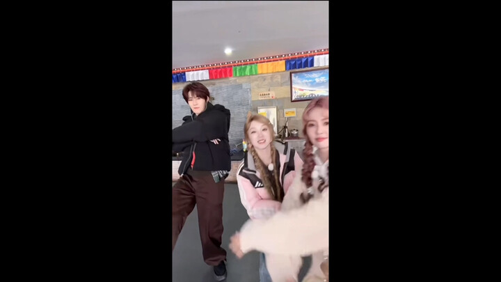 宋雨琦白鹿张真源cha了JENNIE的《wayup》