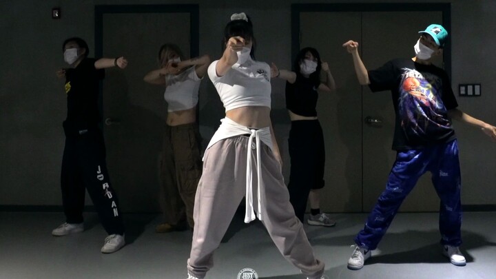 Lớp Bada Lee LISA - TIỀN