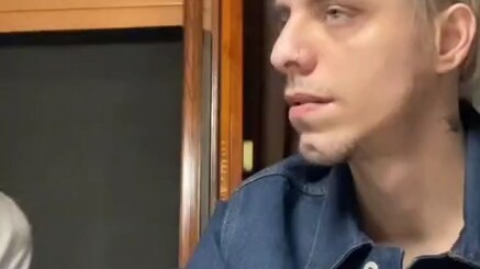 Kalau di jalan, berani nggak kamu ketawa kayak gitu?